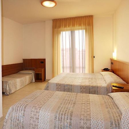 Hotel Alla Rotonda Лидо ди Йезоло Екстериор снимка