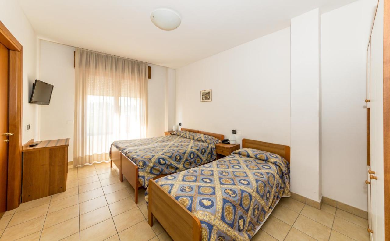 Hotel Alla Rotonda Лидо ди Йезоло Екстериор снимка