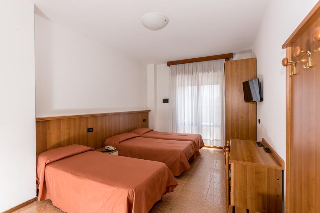 Hotel Alla Rotonda Лидо ди Йезоло Екстериор снимка