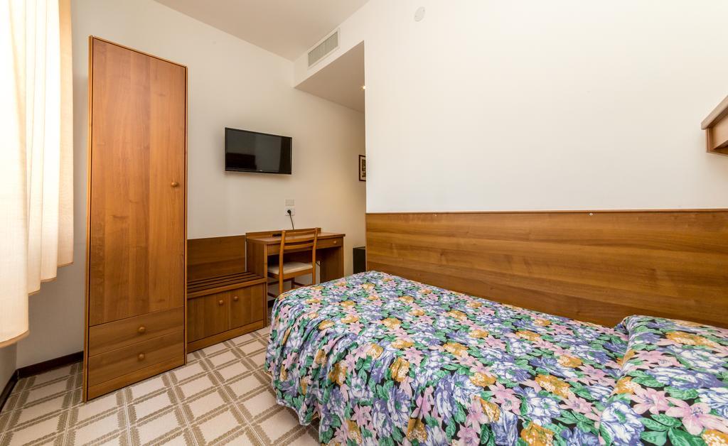 Hotel Alla Rotonda Лидо ди Йезоло Екстериор снимка